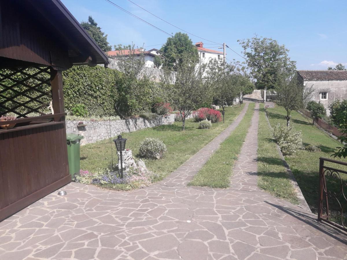 Apartma Oddih Dutovlje Luaran gambar