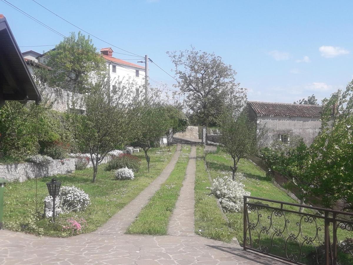 Apartma Oddih Dutovlje Luaran gambar