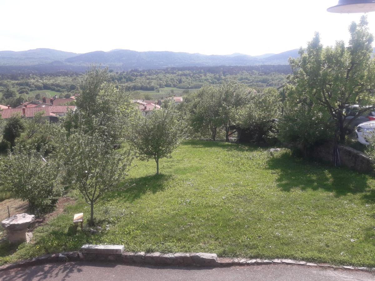 Apartma Oddih Dutovlje Luaran gambar