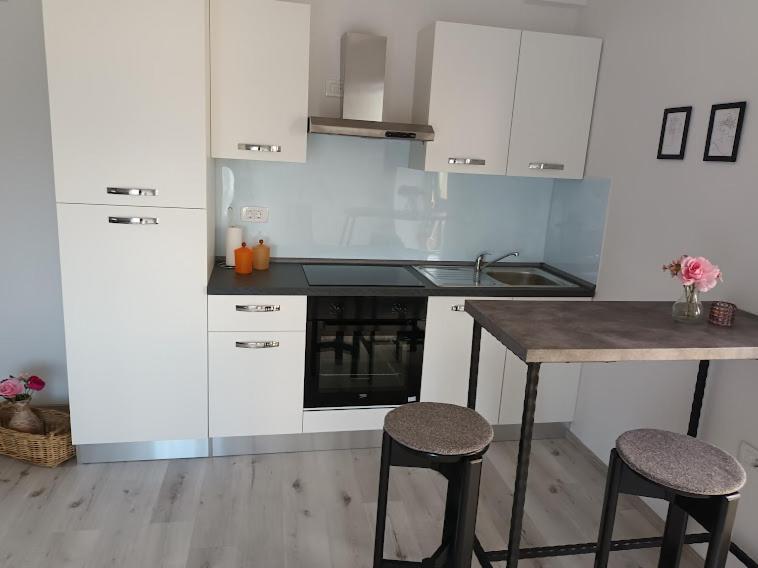 Apartma Oddih Dutovlje Luaran gambar